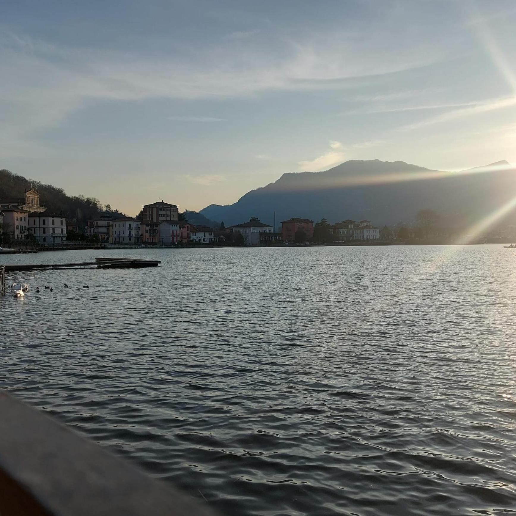 Rifugio Sul Lago Di Lugano A Porto Ceresio Bagian luar foto